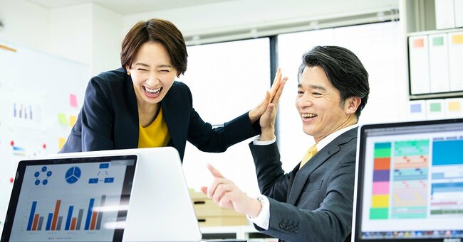 雑談するビジネスパーソン