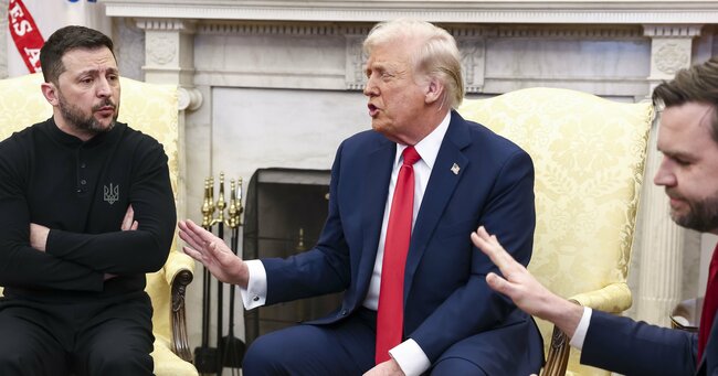 2025年2月28日、米国ワシントンDCのホワイトハウスの大統領執務室にて、ウクライナのウォロディミル・ゼレンスキー大統領(左)、米国のドナルド・トランプ大統領(中央)、JD・ヴァンス米国副大統領(右)
